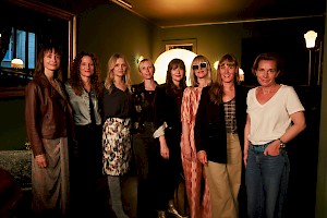 Sarah Duve-Schmid (rechts im Bild), seit Mitte 2025 neue Geschäftsführerin und Sprecherin des Medienboard Berlin-Brandenburg, am Set von RAGING MOMS – AM ENDE DER GEDULD. v.l.: Katharina Marie Schubert, Anne Ratte-Polle, Laura Tonke, Johanna Bergel (Wiedemann & Berg Film), Regisseurin Sonja Heiss, Heike Makatsch und Dr. Lisa Giehl (LEONINE Studios)