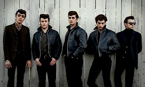 V.l.n.r: Ellis Murphy (Paul McCartney), Patrick Gilmore (Pete Best), Rhys Mannion (John Lennon), Harvey Brett (George Harrison), Louis Landau (Stu Sutcliffe) © Gordon Timpen / W&B Television